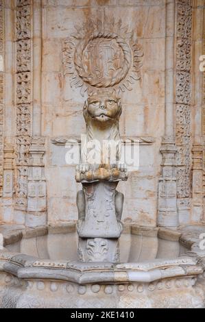 Maestosa statua del Leone presso il monastero di Jerónimos a Lisbona Foto Stock