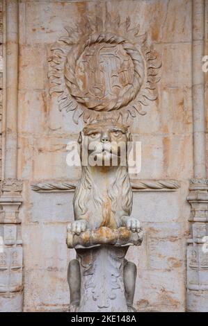 Maestosa statua del Leone presso il monastero di Jerónimos a Lisbona Foto Stock