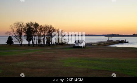 Fort Mott state Park, vista sul tramonto con il fiume Delaware, Pennsville Township, New Jersey, Stati Uniti Foto Stock