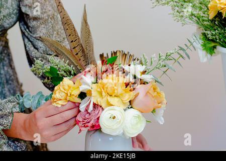 Fare un bouquet per la primavera Foto Stock