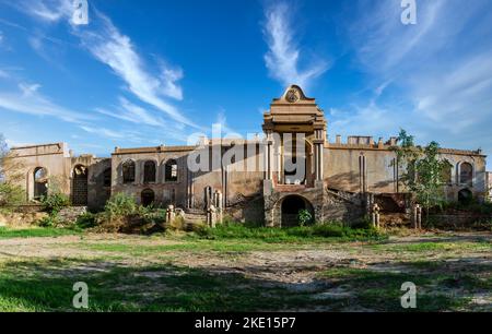 Abended palazzo nel deserto dell'Arabia Saudita Foto Stock