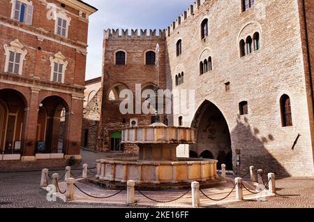 Fabriano , Italia , Piazza del comune con la Fontana di Sturinalto costruita nel 1285 e il gotico Palazzo del Podest con merli a coda di rondine Foto Stock