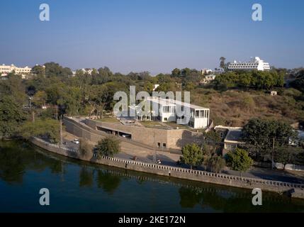 Vista drone. Lake House, Udaipur, India. Architetto: Matra Architects , 2020. Foto Stock