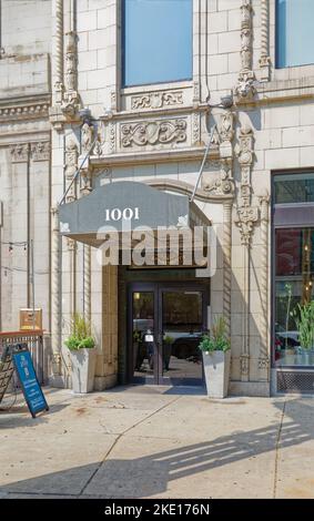 Huron Square Apartments, 1001 Huron Road East, si trova di fronte in terra cotta bianca. Foto Stock