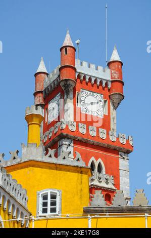 Palacio da pena, monumento nazionale a Sintra, Portogallo. Torre dell'orologio Foto Stock