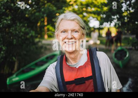 Ritratto di donna anziana felice che indossa giubbotto di salvataggio Foto Stock