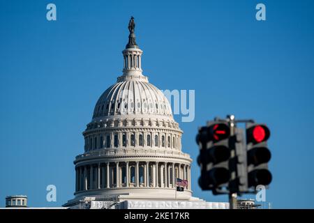 Washington, Stati Uniti. 9th Nov 2022. L'edificio del Campidoglio degli Stati Uniti si trova a Washington, DC, Stati Uniti, 8 novembre 2022. PER ANDARE CON 'STATI UNITI Il controllo della Camera, del Senato è ancora in equilibrio con il conteggio dei voti in corso' Credit: Liu Jie/Xinhua/Alamy Live News Foto Stock