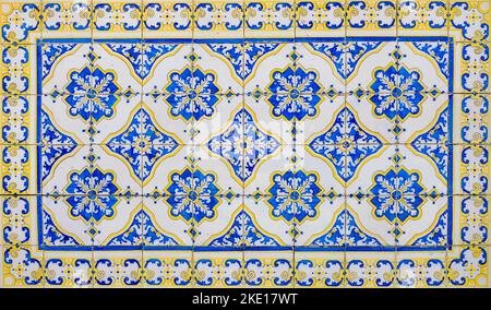 Eleganza nel design: La bellezza delle arti decorative, pannello in ceramica in stile portoghese con motivi geometrici floreali, Sintra Foto Stock