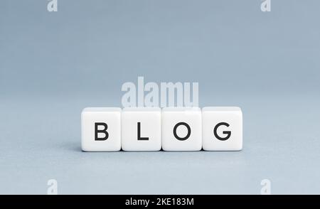 BLOG parola su blocchi di cubo bianco su sfondo blu. Spazio di copia Foto Stock