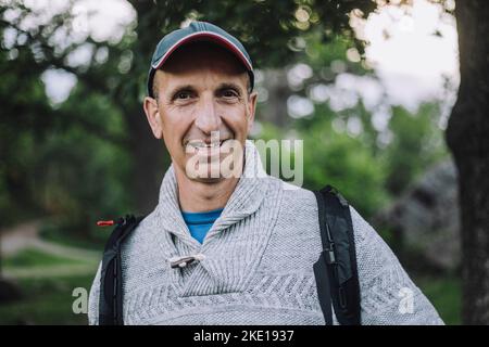 Ritratto di uomo maturo sorridente escursioni nella foresta Foto Stock