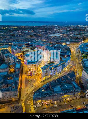 Vista aerea dal drone al crepuscolo del nuovo quartiere di St James, dello shopping e dello sviluppo residenziale e dello skyline di Edimburgo, Scozia, Regno Unito Foto Stock