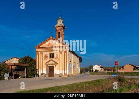 Sommariva del Bosco, Cuneo, Italia - 09 novembre 2022: Cappella della Santissima Annunziata nella frazione di Agostinassi Foto Stock