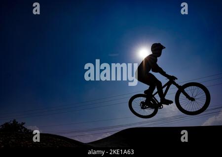 Kathmandu, Nepal. 9th Nov 2022. I motociclisti di montagna eseguono acrobazie sui loro cicli di salto della sporcizia alla pista appena aperta della pompa a Kupondole in Lalitpur, Nepal. (Credit Image: © Skanda Gautam/ZUMA Press Wire) Foto Stock