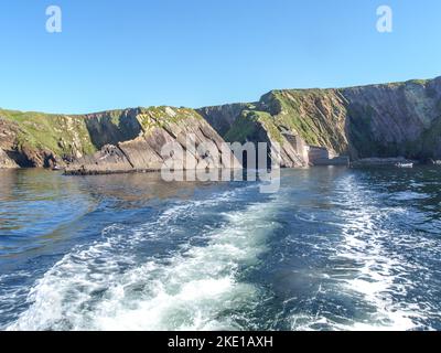 Stern lavare da una barca da pesca con la testa di Slea sulla penisola di Dingle in Irlanda con un cielo blu chiaro e profondo Foto Stock