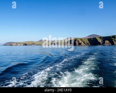 Stern lavare da una barca da pesca con la testa di Slea sulla penisola di Dingle in Irlanda con un cielo blu chiaro e profondo Foto Stock