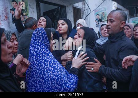 Nablus, Palestina. 09th Nov 2022. I parenti piangono durante i funerali dell'adolescente palestinese Majdi Hashash, ucciso dall'esercito israeliano in scontri con le forze israeliane scoppiati durante una visita dei politici di destra alla tomba di Giuseppe nella Cisgiordania occupata. Credit: SOPA Images Limited/Alamy Live News Foto Stock