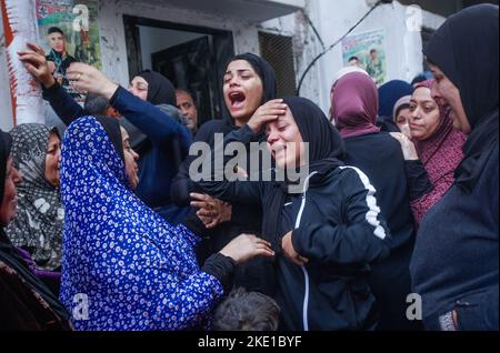 Nablus, Palestina. 09th Nov 2022. I parenti piangono durante i funerali dell'adolescente palestinese Majdi Hashash, ucciso dall'esercito israeliano in scontri con le forze israeliane scoppiati durante una visita dei politici di destra alla tomba di Giuseppe nella Cisgiordania occupata. Credit: SOPA Images Limited/Alamy Live News Foto Stock