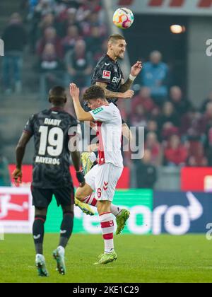 COLONIA, GERMANIA - NOVEMBRE 9: Mitchel Bakker di Bayer 04 Leverkusen, Eric Martel di 1. FC Koln durante la partita della Bundesliga tra il 1. FC Koln e Bayer 04 Leverkusen al RheinEnergieStadion il 9 novembre 2022 a Colonia, Germania (Foto di René Nijhuis/Orange Pictures) Foto Stock