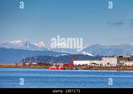 Un WestJet Boeing 737 con partenza dall'aeroporto internazionale di Vancouver in Canada Foto Stock