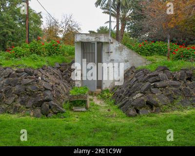 Ingresso a un bunker abbandonato in un kibbutz da qualche parte in Israele. Foto Stock