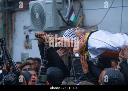 Nablus, Palestina. 09th Nov 2022. (L'immagine della nota dei redattori raffigura la morte) i lutto trasportano il corpo dell'adolescente palestinese Mahdi Hashash, che è stato ucciso dall'esercito israeliano in scontri con le forze israeliane che sono scoppiate durante una visita dei politici di destra alla tomba di Giuseppe nella Cisgiordania occupata. (Foto di Nasser Ishtayeh/SOPA Images/Sipa USA) Credit: Sipa USA/Alamy Live News Foto Stock