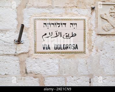 Street-segno 'Via Dolorosa' in Gerusalemme. Foto Stock