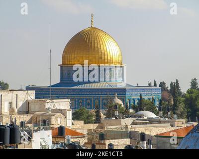 Cupola della roccia a Gerusalemme, Israele. Vista dal tetto dell'Ospizio austriaco. Foto Stock