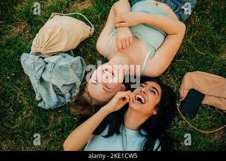 Allegre ragazze adolescenti che si trovano insieme nel parco Foto Stock