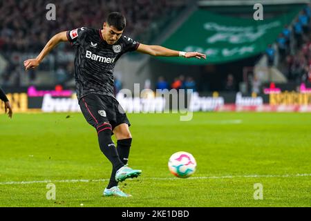 COLONIA, GERMANIA - NOVEMBRE 9: Exequiel Palacios di Bayer 04 Leverkusen durante la partita della Bundesliga tra il 1. FC Koln e Bayer 04 Leverkusen al RheinEnergieStadion il 9 novembre 2022 a Colonia, Germania (Foto di René Nijhuis/Orange Pictures) Foto Stock