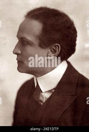 Profilo ritratto dell'illusionista e artista di fuga Harry Houdini (1874-1926) a New York, NY, c1919. Foto Stock