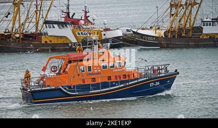 La scialuppa di salvataggio di Penlee lascia il porto di Newlyn su un richiamo Foto Stock