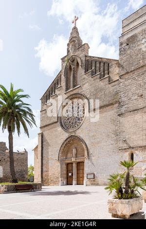 Mura e stradine della città vecchia di Alcudia, Maiorca, Spagna Foto Stock