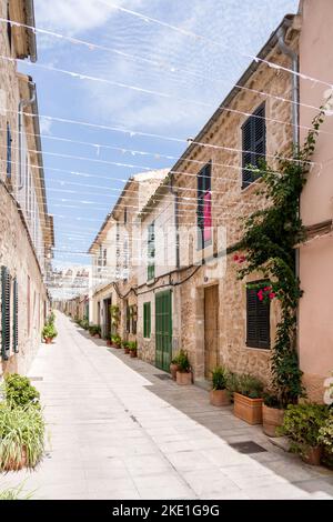 Mura e stradine della città vecchia di Alcudia, Maiorca, Spagna Foto Stock