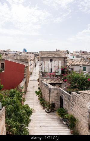 Mura e stradine della città vecchia di Alcudia, Maiorca, Spagna Foto Stock