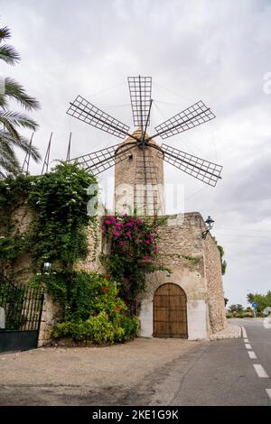 Mura e stradine della città vecchia di Alcudia, Maiorca, Spagna Foto Stock