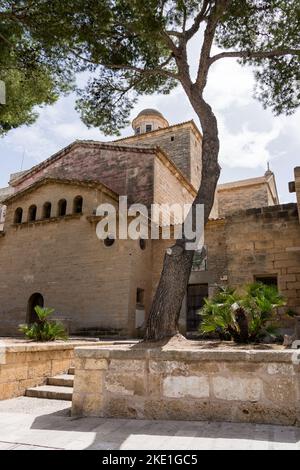 Mura e stradine della città vecchia di Alcudia, Maiorca, Spagna Foto Stock