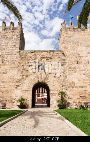 Mura e stradine della città vecchia di Alcudia, Maiorca, Spagna Foto Stock