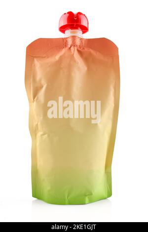 Busta in purea bianca colorata arcobaleno. Confezione del contenitore di liquidi isolata su sfondo bianco Foto Stock