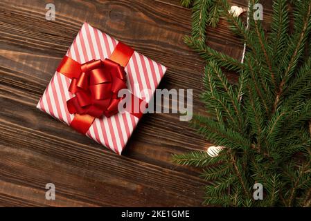 regali di natale su uno sfondo di legno. foto con uno spazio-copia Foto Stock