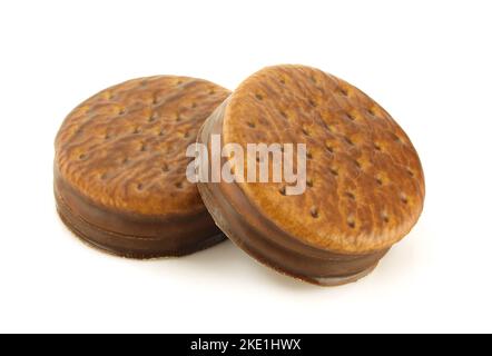 Torte di biscotti ricoperte di cioccolato isolate su sfondo bianco Foto Stock