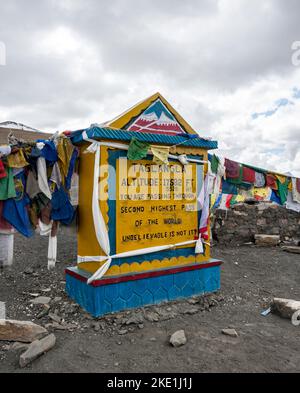 Taglangla o Taglang la o Tanglang la, sostiene di essere il secondo passo più alto del mondo, l'India Foto Stock