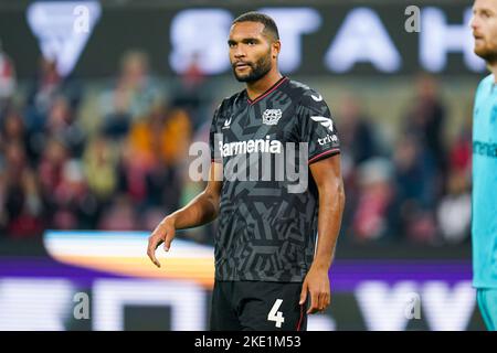 COLONIA, GERMANIA - NOVEMBRE 9: Jonathan Tah di Bayer 04 Leverkusen durante la partita della Bundesliga tra il 1. FC Koln e Bayer 04 Leverkusen al RheinEnergieStadion il 9 novembre 2022 a Colonia, Germania (Foto di René Nijhuis/Orange Pictures) Foto Stock