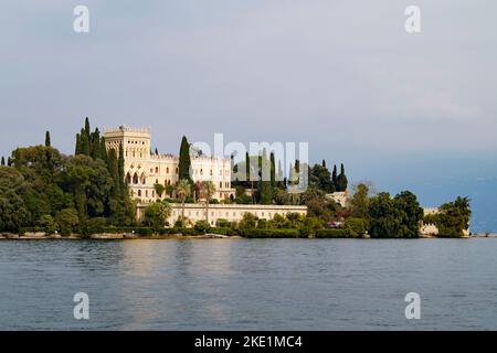 Splendida villa mediterranea con un parco pieno di alberi tropicali sull'Isola del Garda o sull'Isola di Garda o sull'Isola Borghese sul lago di Garda, Lombardia, Italia Foto Stock