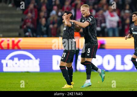 COLONIA, GERMANIA - NOVEMBRE 9: Nadiem Amiri di Bayer 04 Leverkusen festeggia il suo obiettivo con Mitchel Bakker di Bayer 04 Leverkusen durante la partita della Bundesliga tra il 1. FC Koln e Bayer 04 Leverkusen al RheinEnergieStadion il 9 novembre 2022 a Colonia, Germania (Foto di René Nijhuis/Orange Pictures) Foto Stock