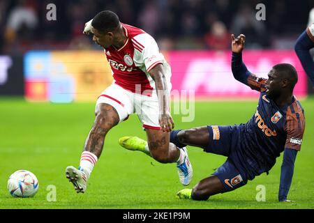 AMSTERDAM, PAESI BASSI - 9 NOVEMBRE: Steven Bergwijn di Ajax, Romaric Yapi di Vitesse durante la partita olandese di Eredivie tra Ajax e Vitesse alla Johan Cruijff Arena il 9 novembre 2022 ad Amsterdam, Paesi Bassi (Foto di Peter Lous/Orange Pictures) Foto Stock