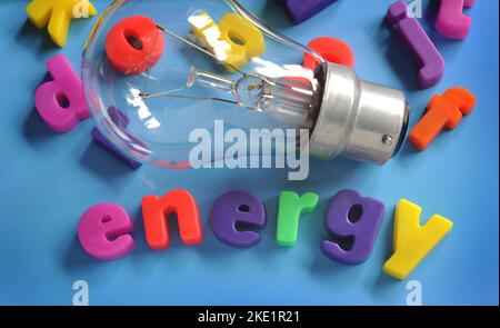 LAMPADINA CON LETTERE MAGNETICHE ORTOGRAFIA PAROLA 'ENERGIA' RE PREZZI DELL'ELETTRICITÀ COSTI ENERGETICI COSTO DELLA VITA CRISI PREZZI IN AUMENTO GAS ECC UK Foto Stock