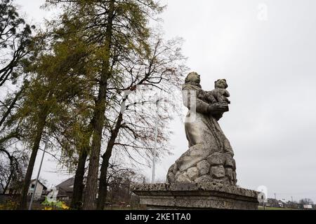 Monumento in pietra di Sant'Antonio da Padova ospita un bambino Gesù a Pidhirtsi, nella regione di Lviv, in Ucraina. Foto Stock