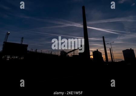 Linz fabbriche in autunno colore fresco sera scuro in Austria Foto Stock