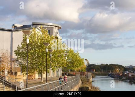 Lungo il fiume Colne a Colchester, all'inizio del sentiero Wivenhoe a Hythe Quay. Foto Stock