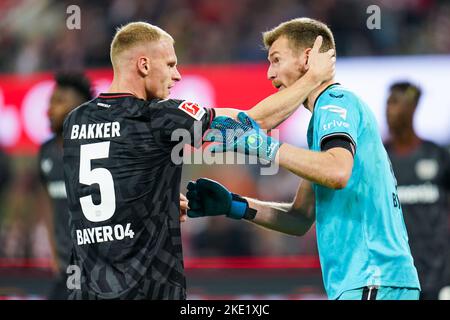 COLONIA, GERMANIA - NOVEMBRE 9: Mitchel Bakker di Bayer 04 Leverkusen, Lukas Hradecky di Bayer 04 Leverkusen durante la partita della Bundesliga tra il 1. FC Koln e Bayer 04 Leverkusen al RheinEnergieStadion il 9 novembre 2022 a Colonia, Germania (Foto di René Nijhuis/Orange Pictures) Foto Stock